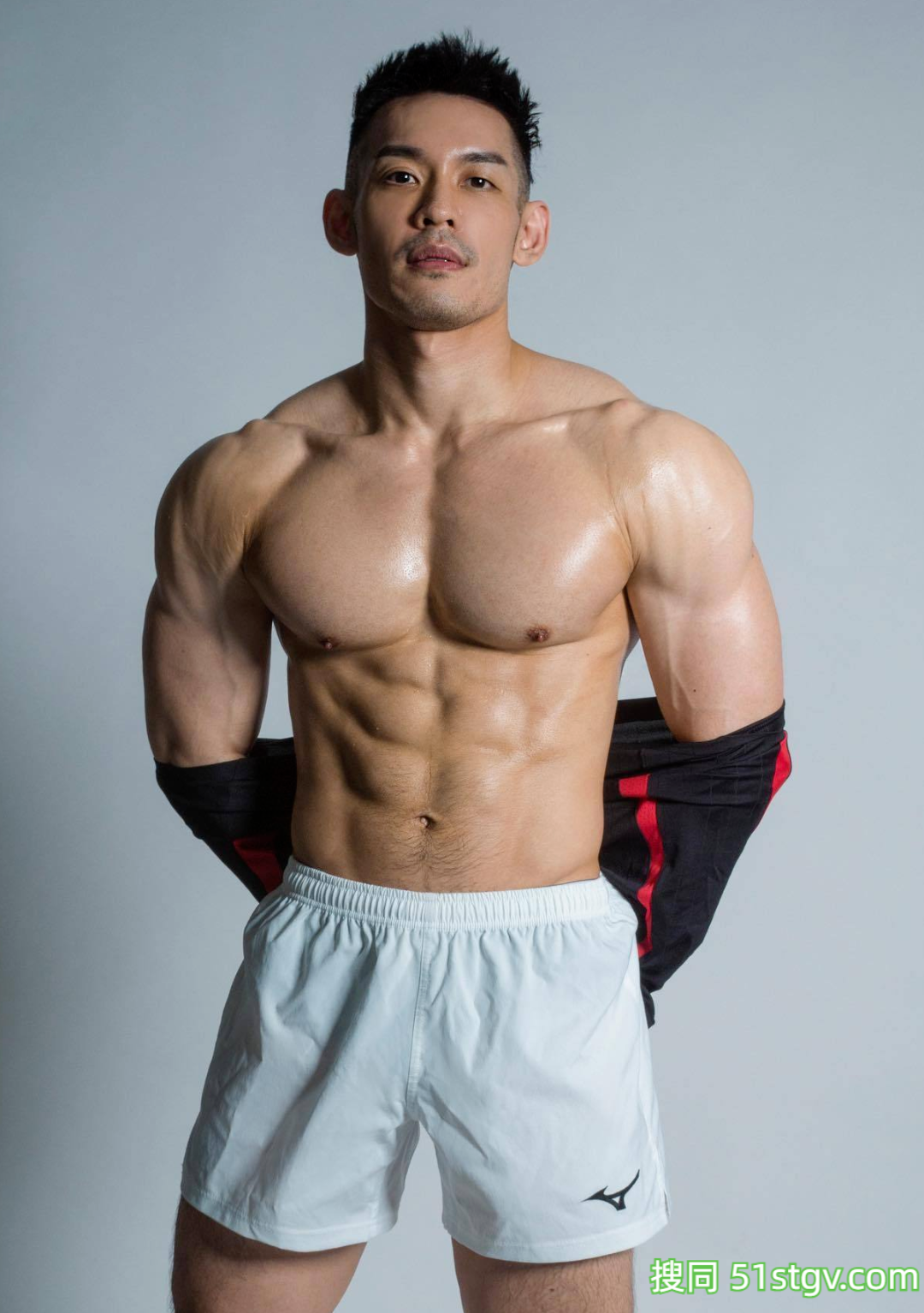 台湾大胸内衣模特，对称搓衣板腹肌，花瓣三角肌，胸肌中缝又窄又深，泵感爆炸 - 51虹马