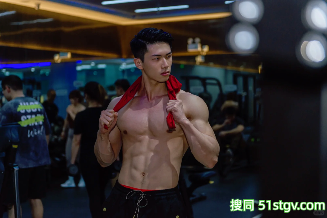 27岁体育博士，结实手臂，硬朗肌肉线条，浴巾裹腰照走红网络，泳池边的天花板 - 51虹马