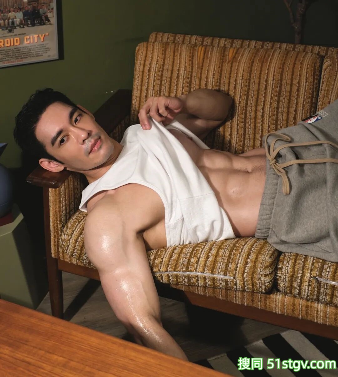 台湾大胸内衣模特，对称搓衣板腹肌，花瓣三角肌，胸肌中缝又窄又深，泵感爆炸 - 51虹马