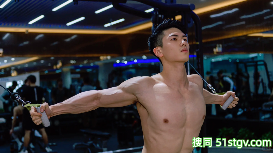 27岁体育博士，结实手臂，硬朗肌肉线条，浴巾裹腰照走红网络，泳池边的天花板 - 51虹马