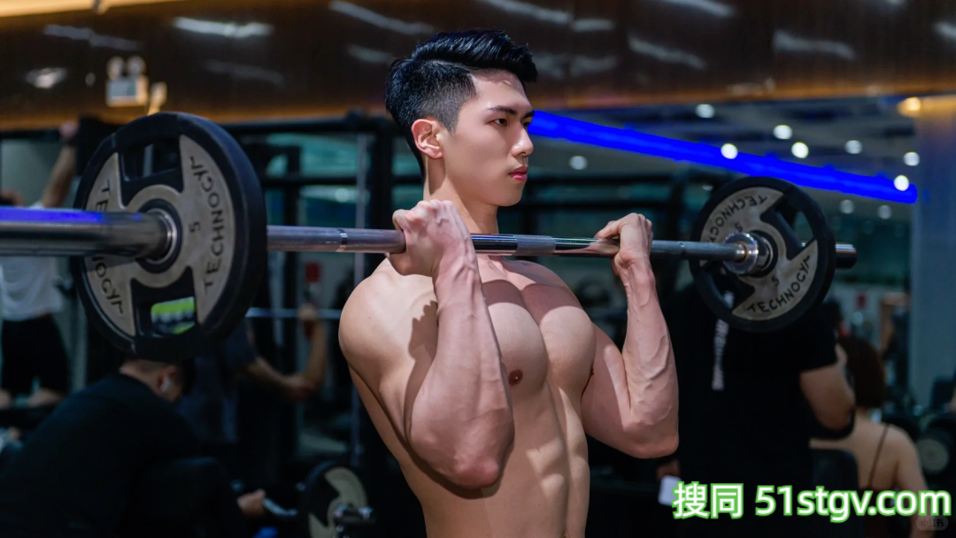 27岁体育博士，结实手臂，硬朗肌肉线条，浴巾裹腰照走红网络，泳池边的天花板 - 51虹马