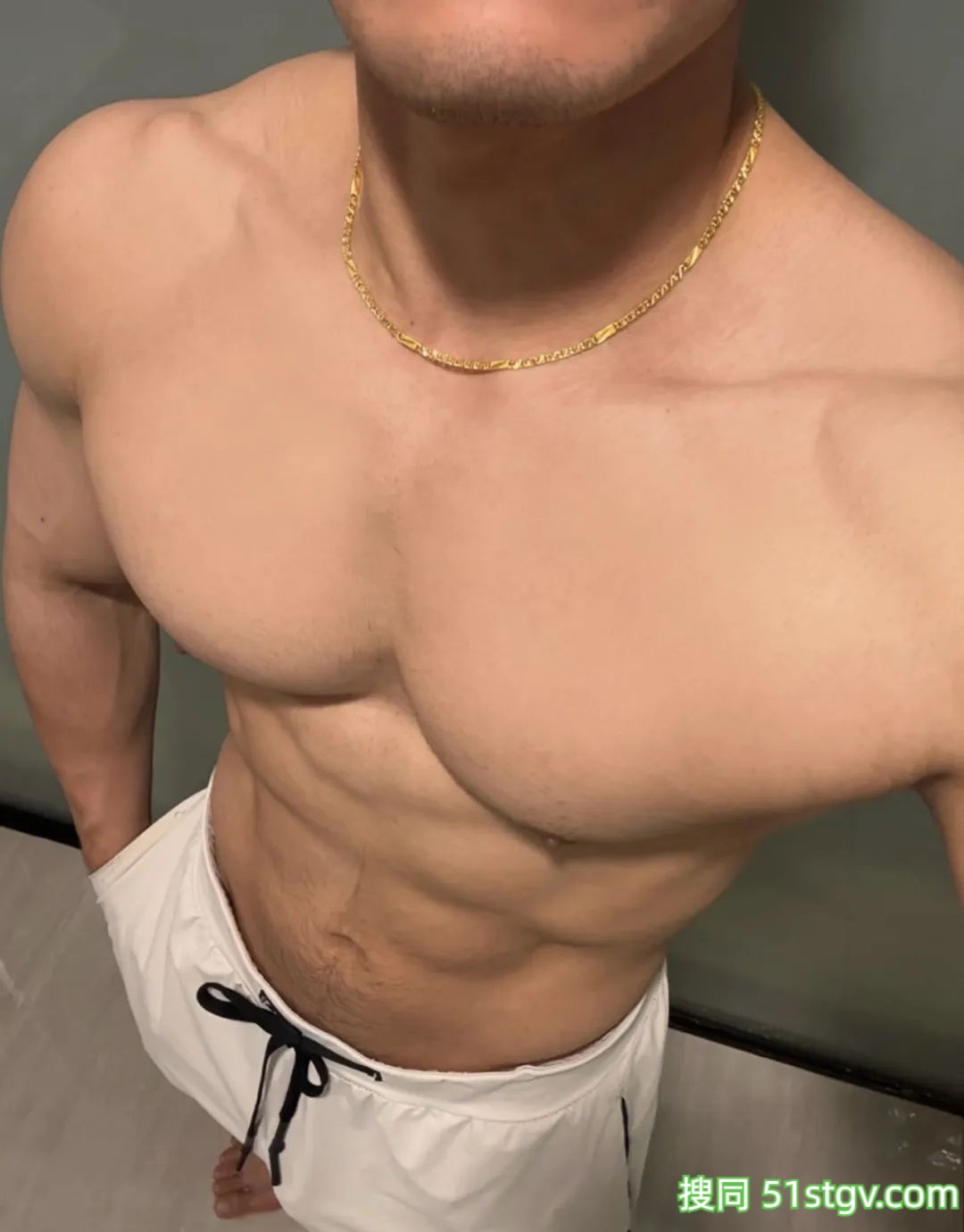 台湾大胸内衣模特，对称搓衣板腹肌，花瓣三角肌，胸肌中缝又窄又深，泵感爆炸 - 51虹马