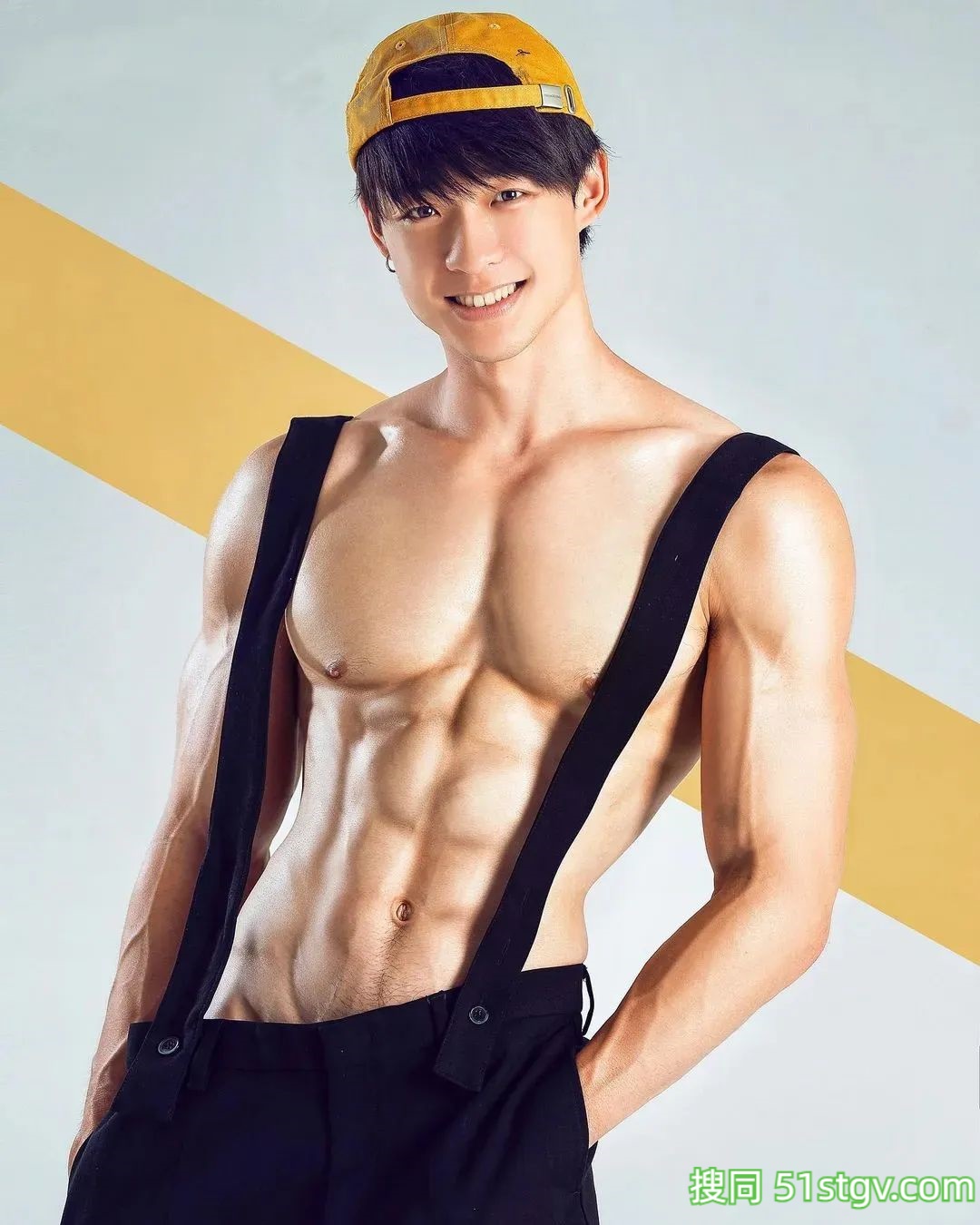 中国台湾最帅牙医，超大方形胸硬激六块肌，肌肉写真只剩裤裤令人脸红 - 51虹马