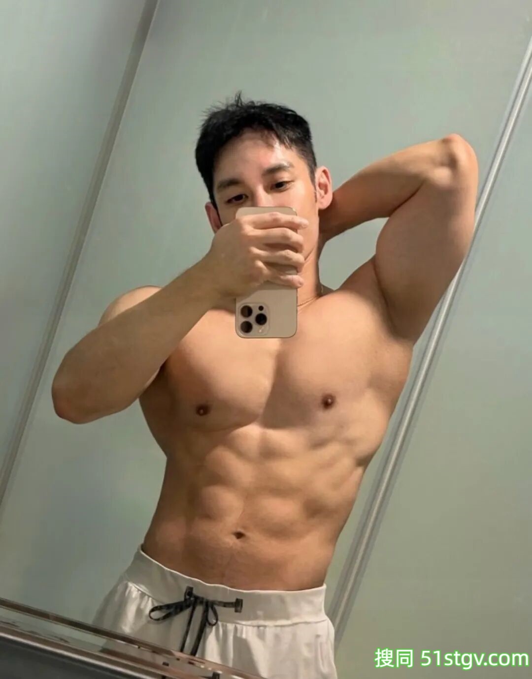 台湾大胸内衣模特，对称搓衣板腹肌，花瓣三角肌，胸肌中缝又窄又深，泵感爆炸 - 51虹马