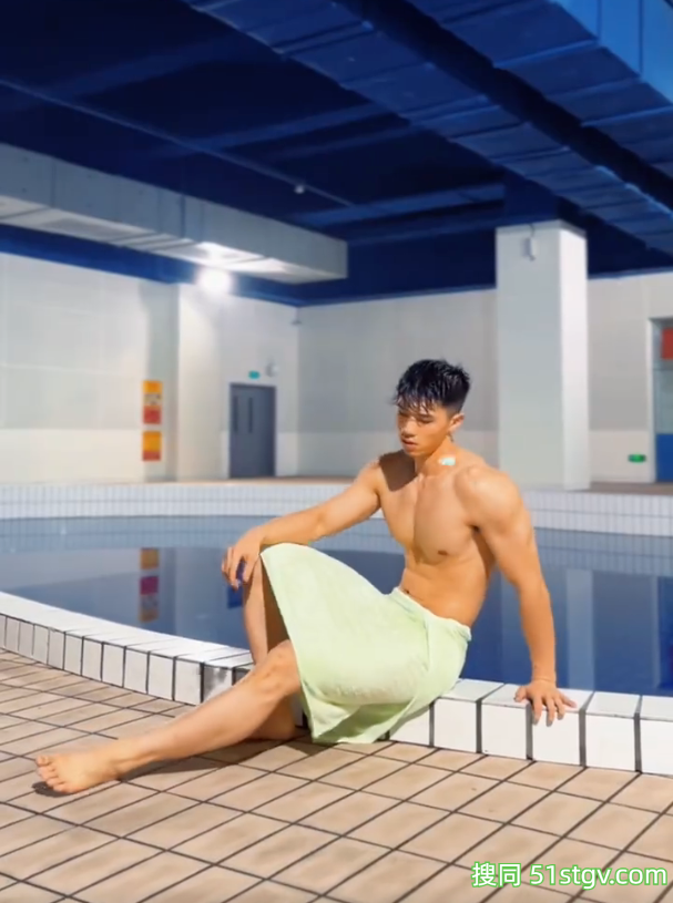 27岁体育博士，结实手臂，硬朗肌肉线条，浴巾裹腰照走红网络，泳池边的天花板-51虹马