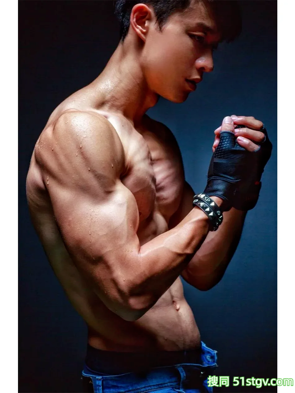 中国台湾最帅牙医，超大方形胸硬激六块肌，肌肉写真只剩裤裤令人脸红 - 51虹马