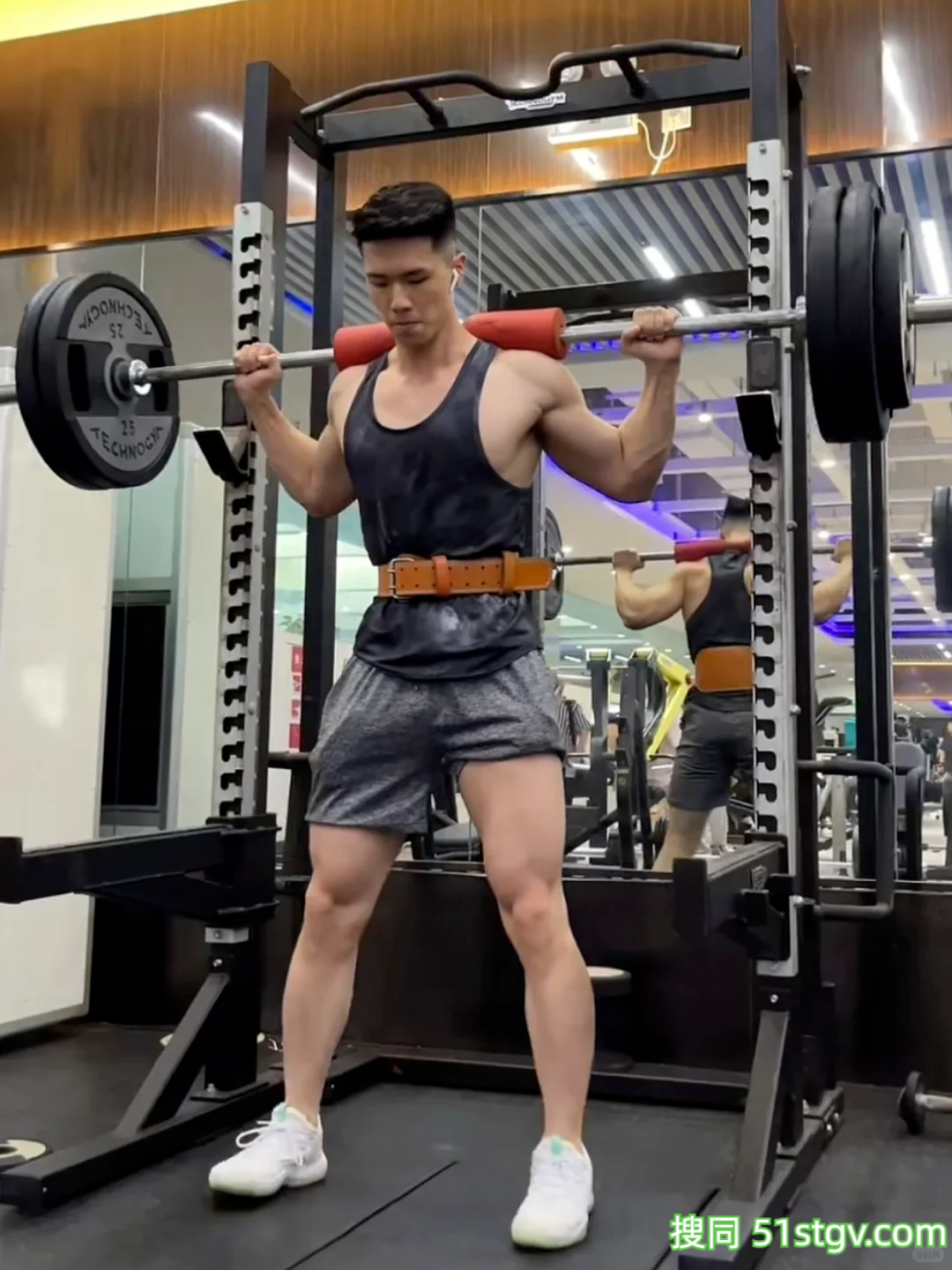 27岁体育博士，结实手臂，硬朗肌肉线条，浴巾裹腰照走红网络，泳池边的天花板 - 51虹马