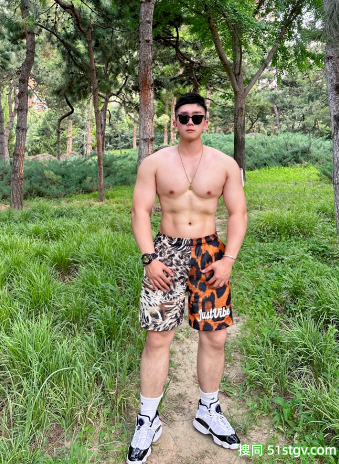 脂包肌才是中式养生最好的身材，这搓衣板腹肌真不知道是谁吃得这么好 - 51虹马