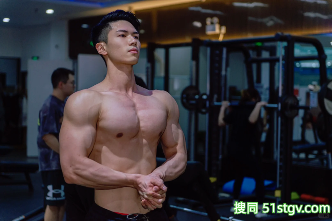 27岁体育博士，结实手臂，硬朗肌肉线条，浴巾裹腰照走红网络，泳池边的天花板 - 51虹马