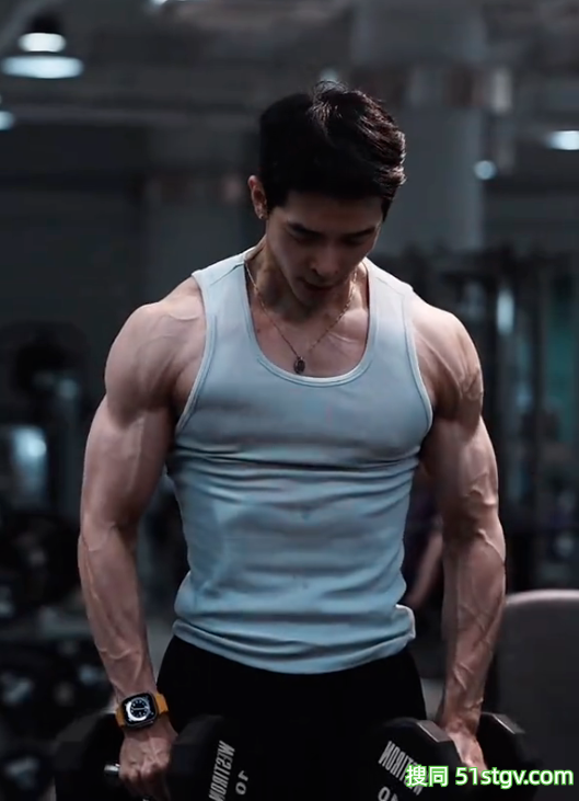 浙江健身网红抽干水分，凸显的肌肉线条，健身穿搭基础，肌肉就不基础-51虹马