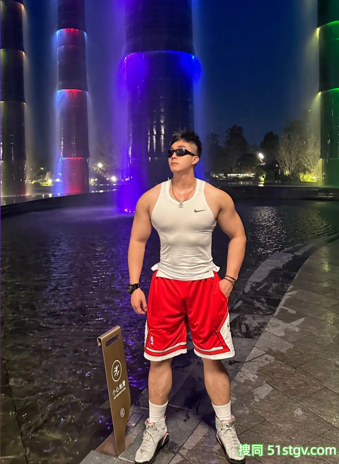 脂包肌才是中式养生最好的身材，这搓衣板腹肌真不知道是谁吃得这么好 - 51虹马