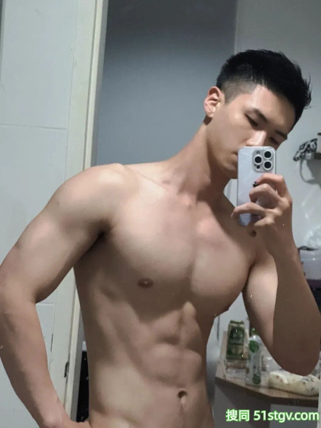 27岁体育博士，结实手臂，硬朗肌肉线条，浴巾裹腰照走红网络，泳池边的天花板 - 51虹马