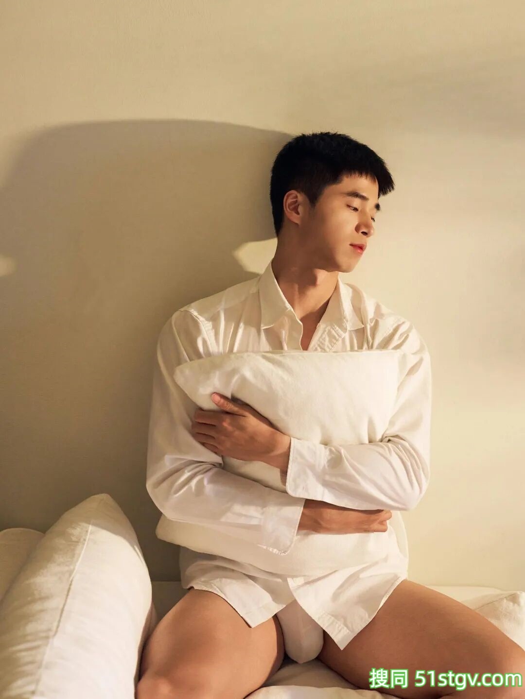 白衣翩翩少年郎，干净帅气 - 51虹马