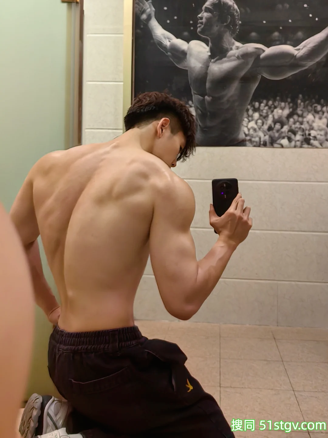 广州185男大体育生，宽肩窄腰八块腹肌，东北搓澡白里透红可奶可欲 - 51虹马