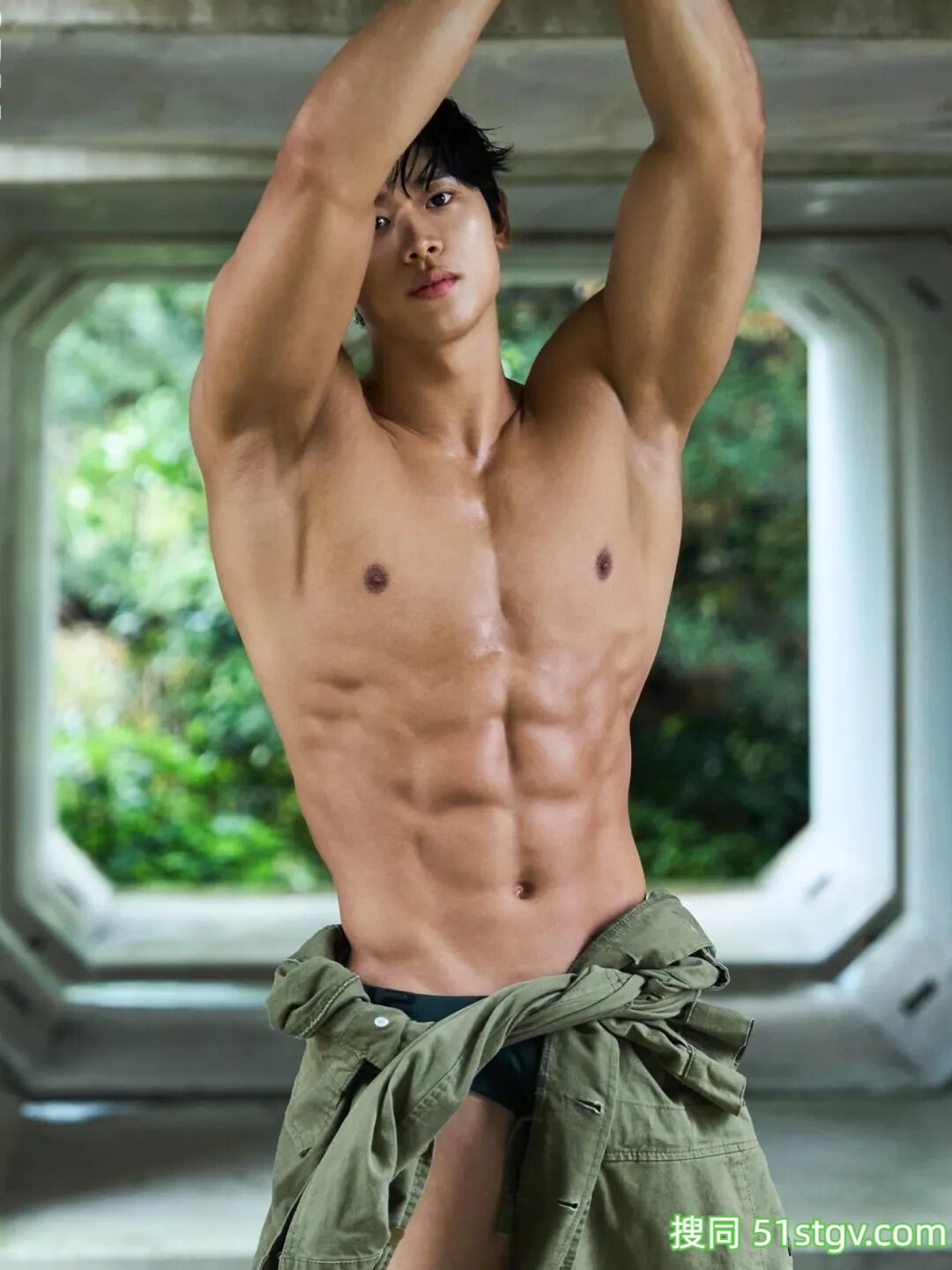 粗壮黝黑腹肌帅哥，完美身材 - 51虹马