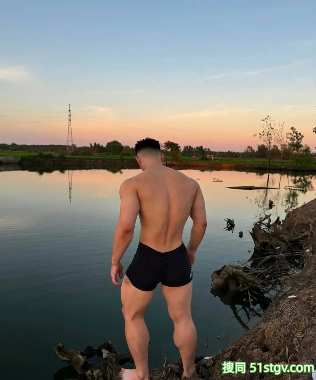 肉壮脂包肌男大，绝对不是皮厚肉小，六块腹肌高奶痞帅，他把自己养得很好 - 51虹马