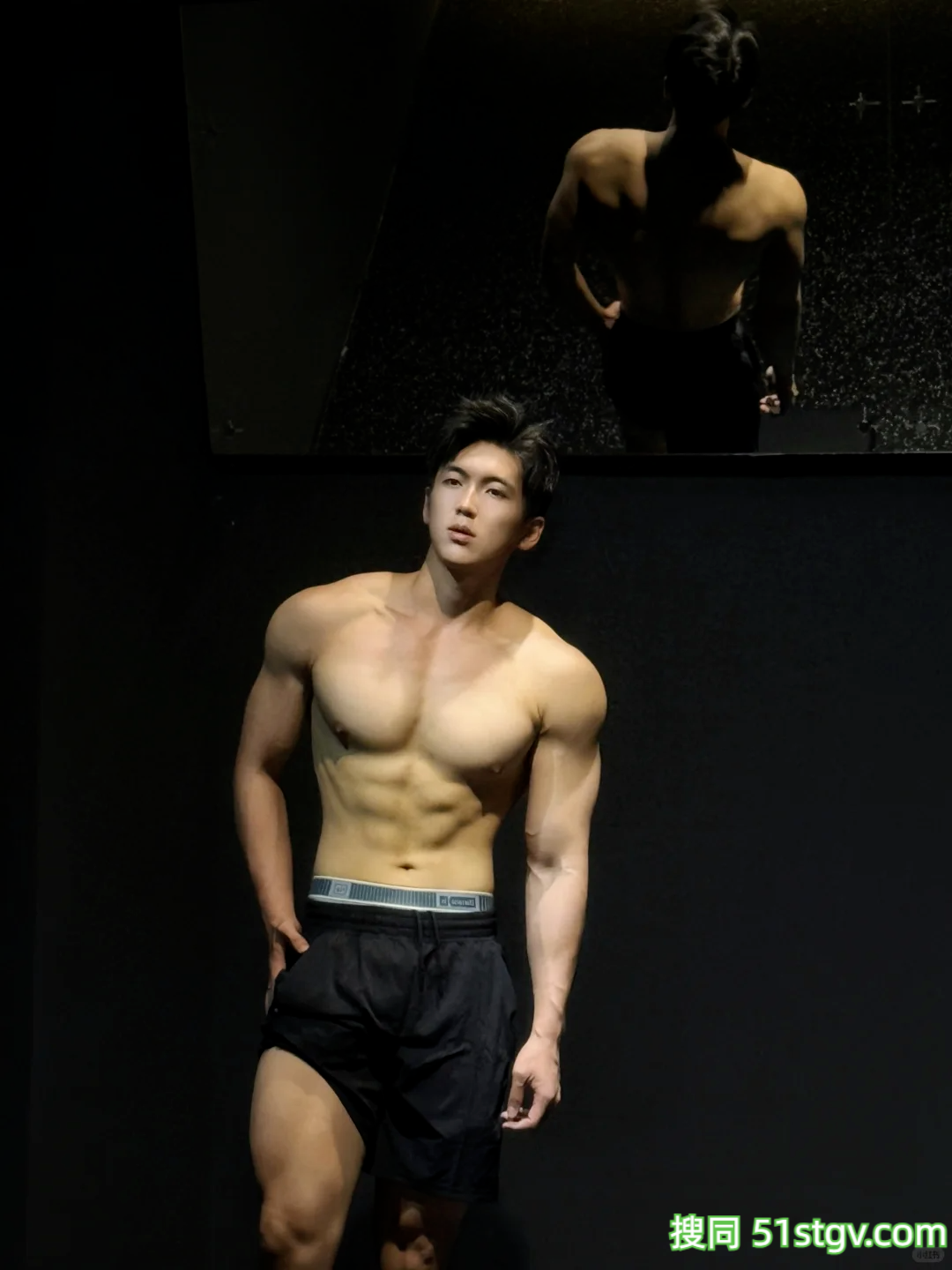 广州185男大体育生，宽肩窄腰八块腹肌，东北搓澡白里透红可奶可欲 - 51虹马