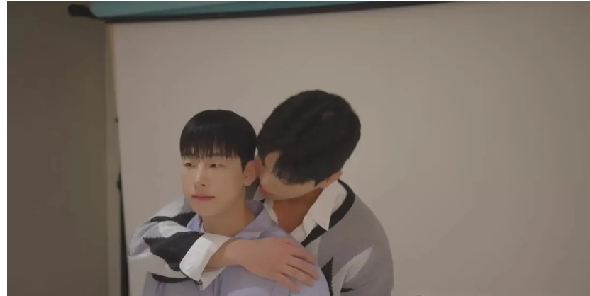 《合租屋》男孩在合租寝室里看男人与男人的动作电影 - 51虹马