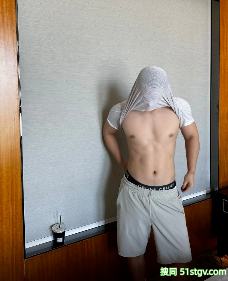 上海健身网红，肌肉男天美背杀，肩宽背后性感腰身，灯光下令人心痒痒 - 51虹马