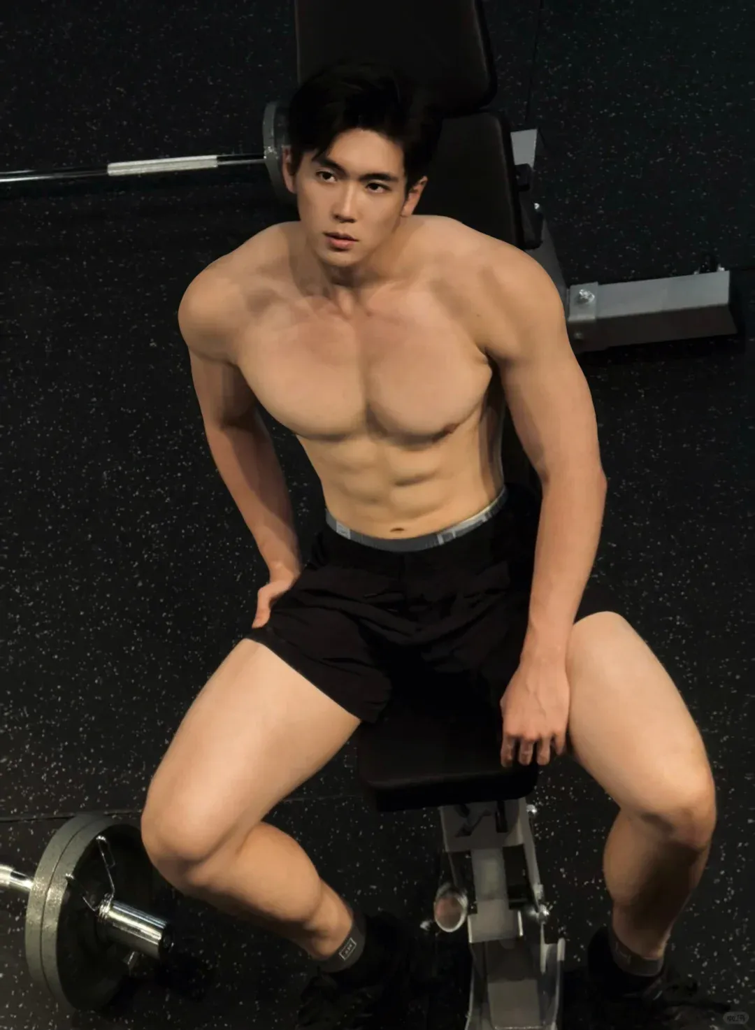 广州185男大体育生，宽肩窄腰八块腹肌，东北搓澡白里透红可奶可欲 - 51虹马