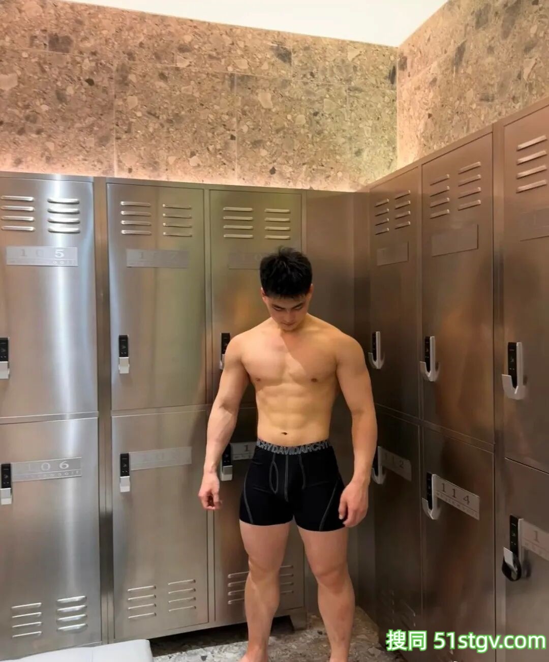 肉壮脂包肌男大，绝对不是皮厚肉小，六块腹肌高奶痞帅，他把自己养得很好 - 51虹马