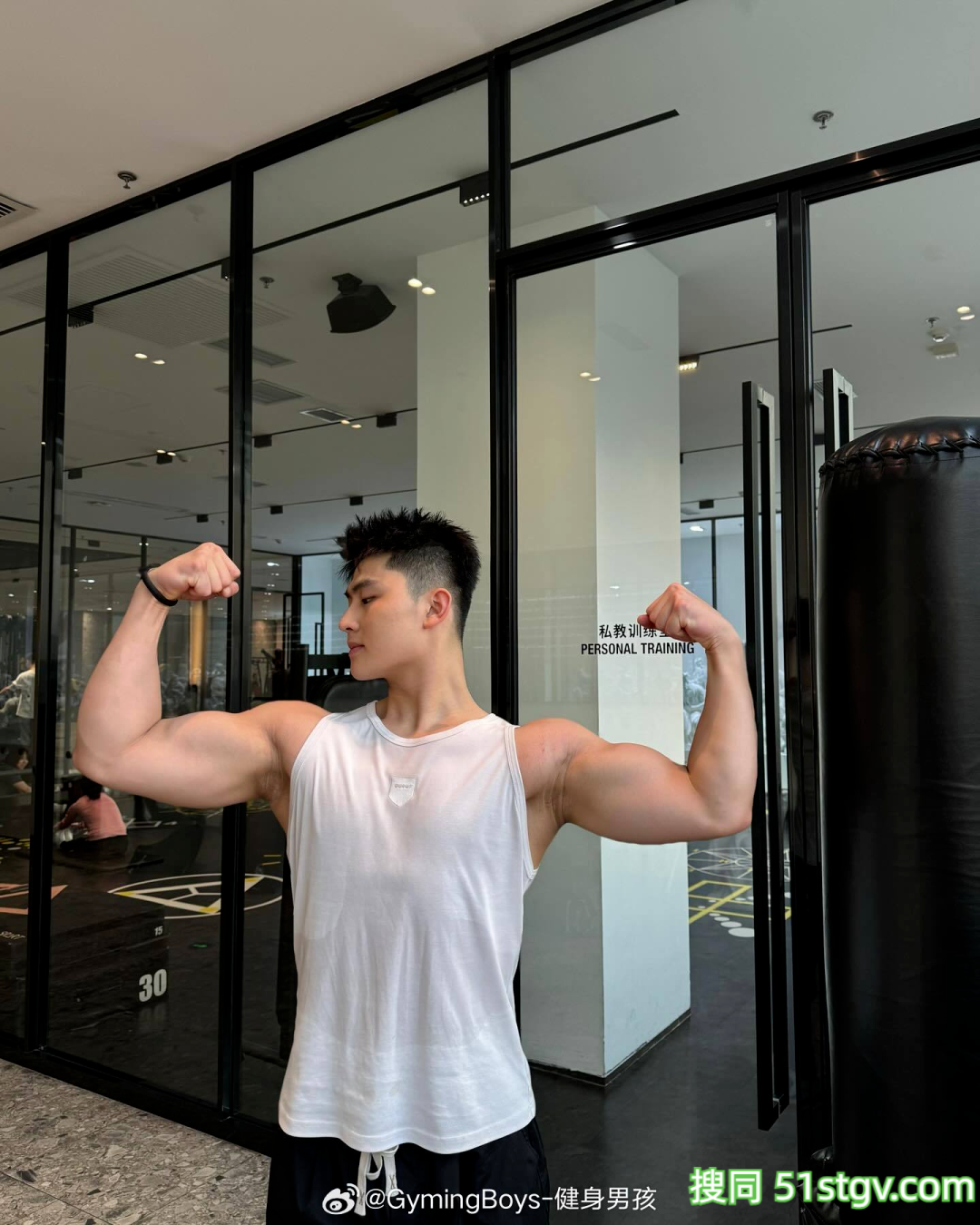 肉壮脂包肌男大，绝对不是皮厚肉小，六块腹肌高奶痞帅，他把自己养得很好 - 51虹马