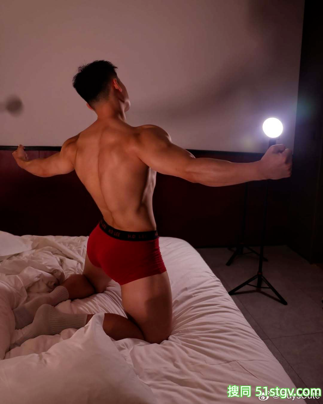 肉壮脂包肌男大，绝对不是皮厚肉小，六块腹肌高奶痞帅，他把自己养得很好 - 51虹马