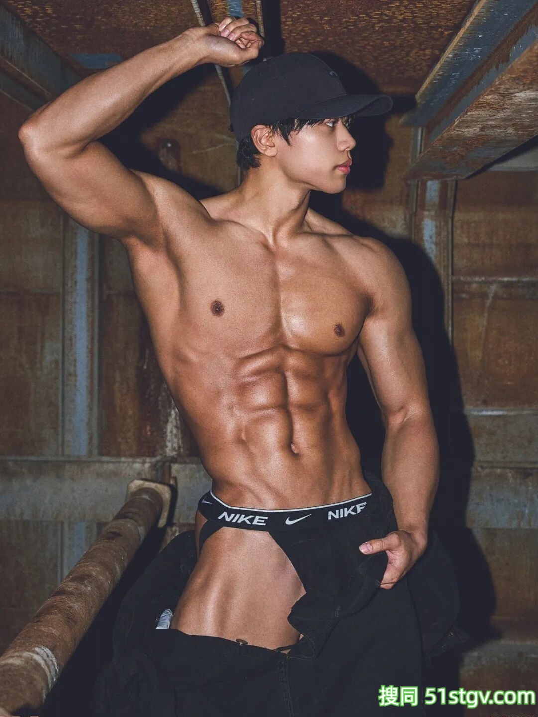 粗壮黝黑腹肌帅哥，完美身材 - 51虹马