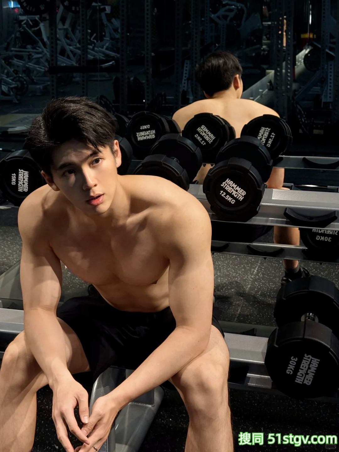 广州185男大体育生，宽肩窄腰八块腹肌，东北搓澡白里透红可奶可欲 - 51虹马