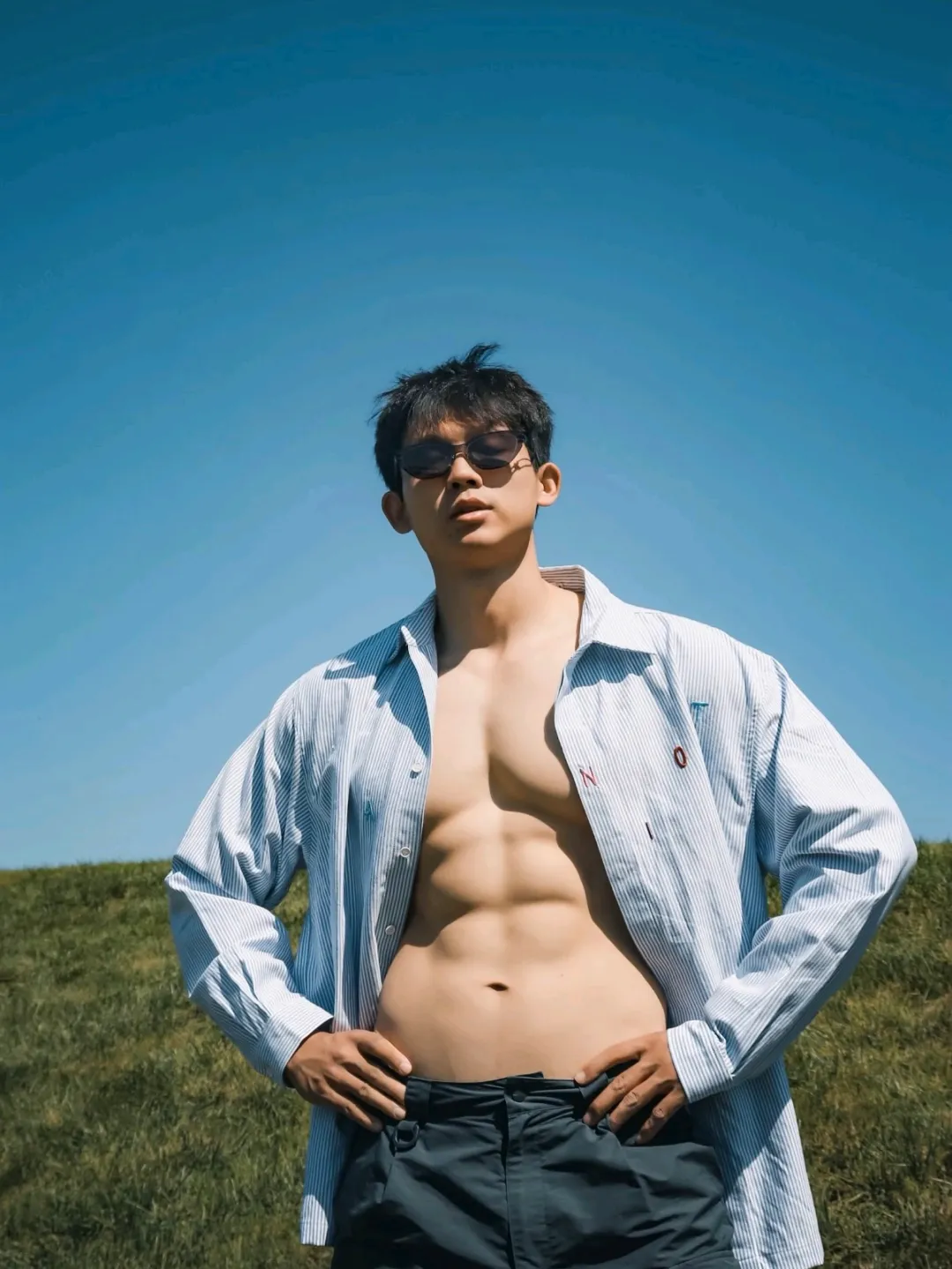 白皙腹肌帅哥，身材好正 - 51虹马