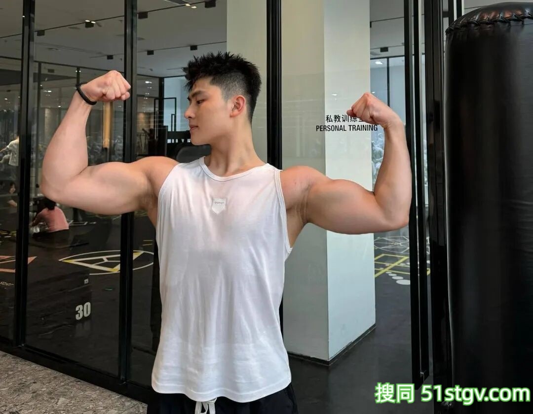 肉壮脂包肌男大，绝对不是皮厚肉小，六块腹肌高奶痞帅，他把自己养得很好 - 51虹马