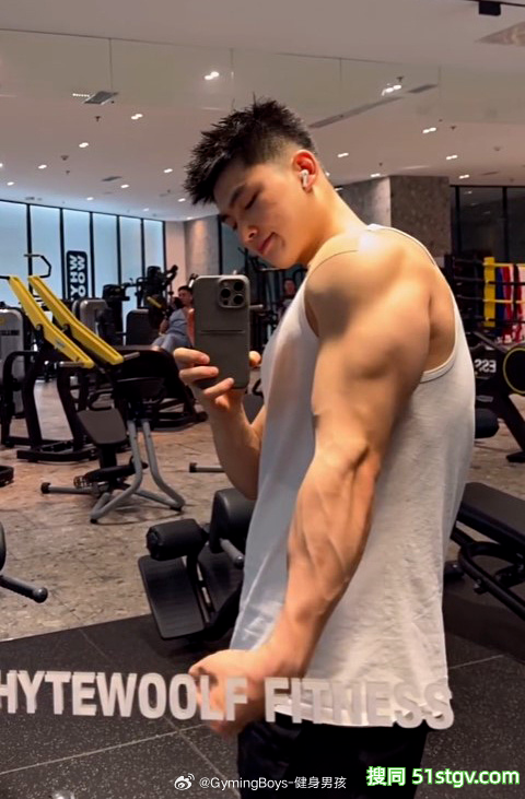 肉壮脂包肌男大，绝对不是皮厚肉小，六块腹肌高奶痞帅，他把自己养得很好-51虹马