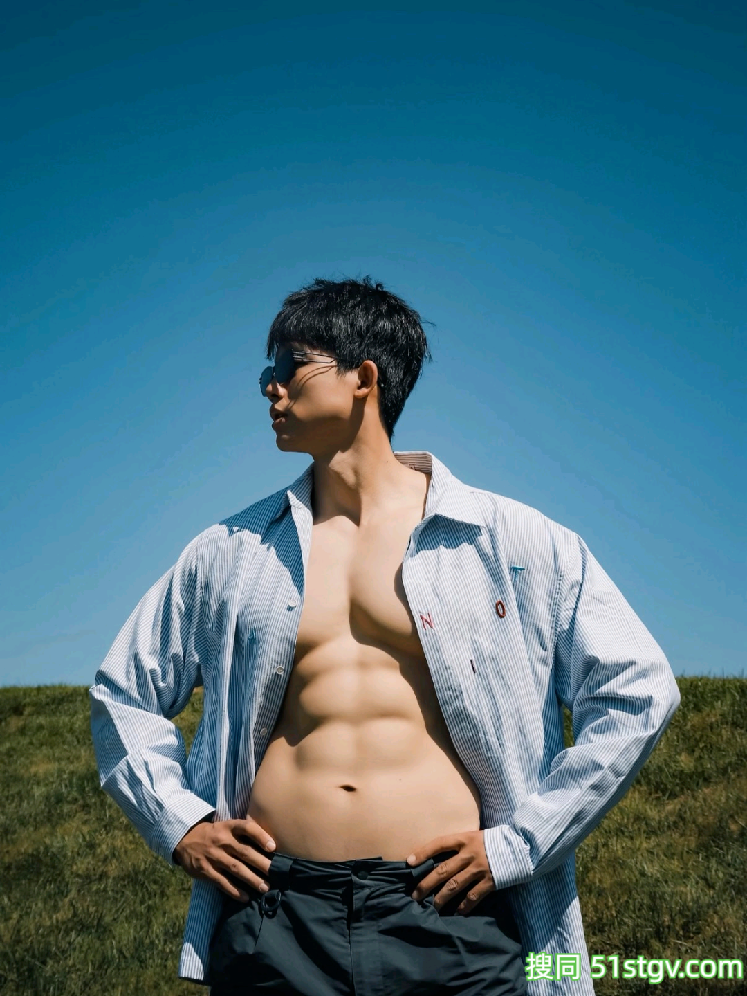 白皙腹肌帅哥，身材好正 - 51虹马