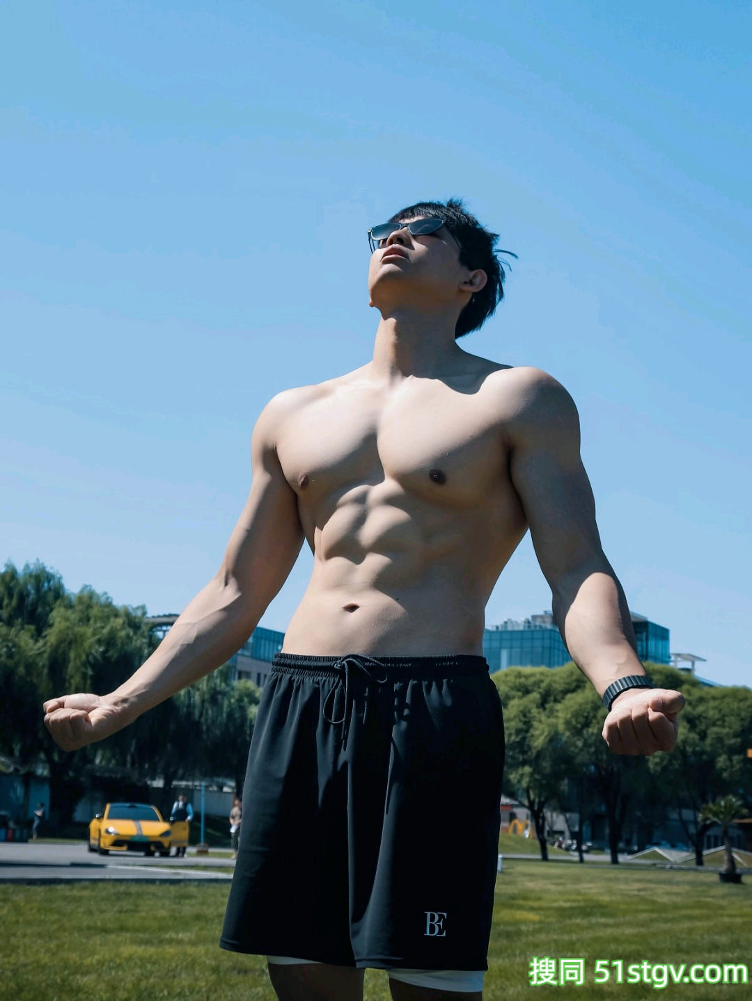 白皙腹肌帅哥，身材好正 - 51虹马