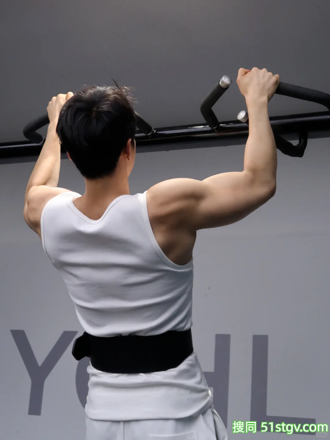 广州185男大体育生，宽肩窄腰八块腹肌，东北搓澡白里透红可奶可欲 - 51虹马