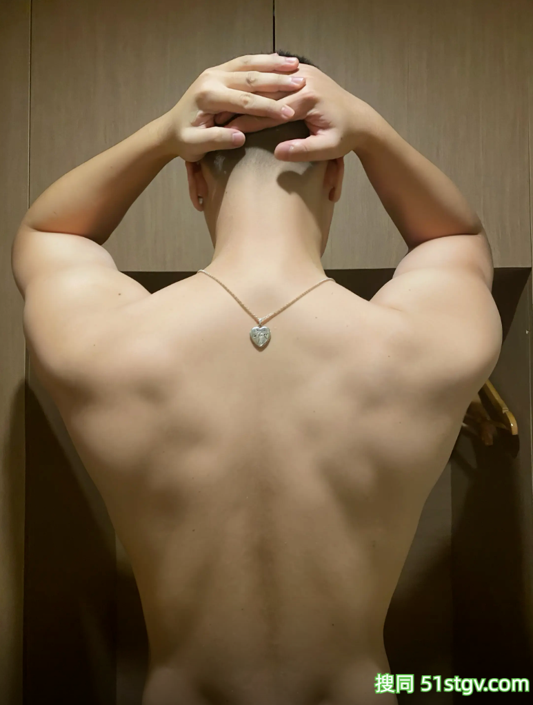 上海健身网红，肌肉男天美背杀，肩宽背后性感腰身，灯光下令人心痒痒 - 51虹马