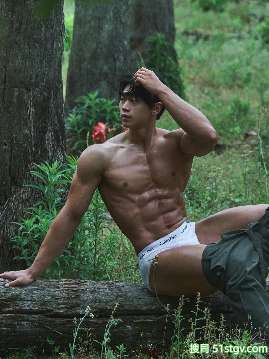 粗壮黝黑腹肌帅哥，完美身材 - 51虹马