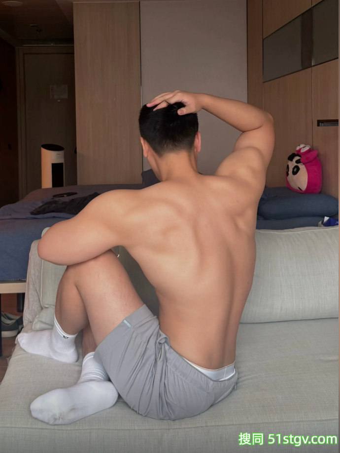 上海健身网红，肌肉男天美背杀，肩宽背后性感腰身，灯光下令人心痒痒-51虹马