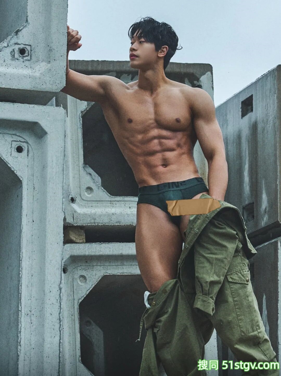 粗壮黝黑腹肌帅哥，完美身材 - 51虹马