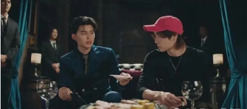 《清醒点泰尔先生》表面霸气实则中二的黑帮大佬x毒舌摄影师 - 51虹马