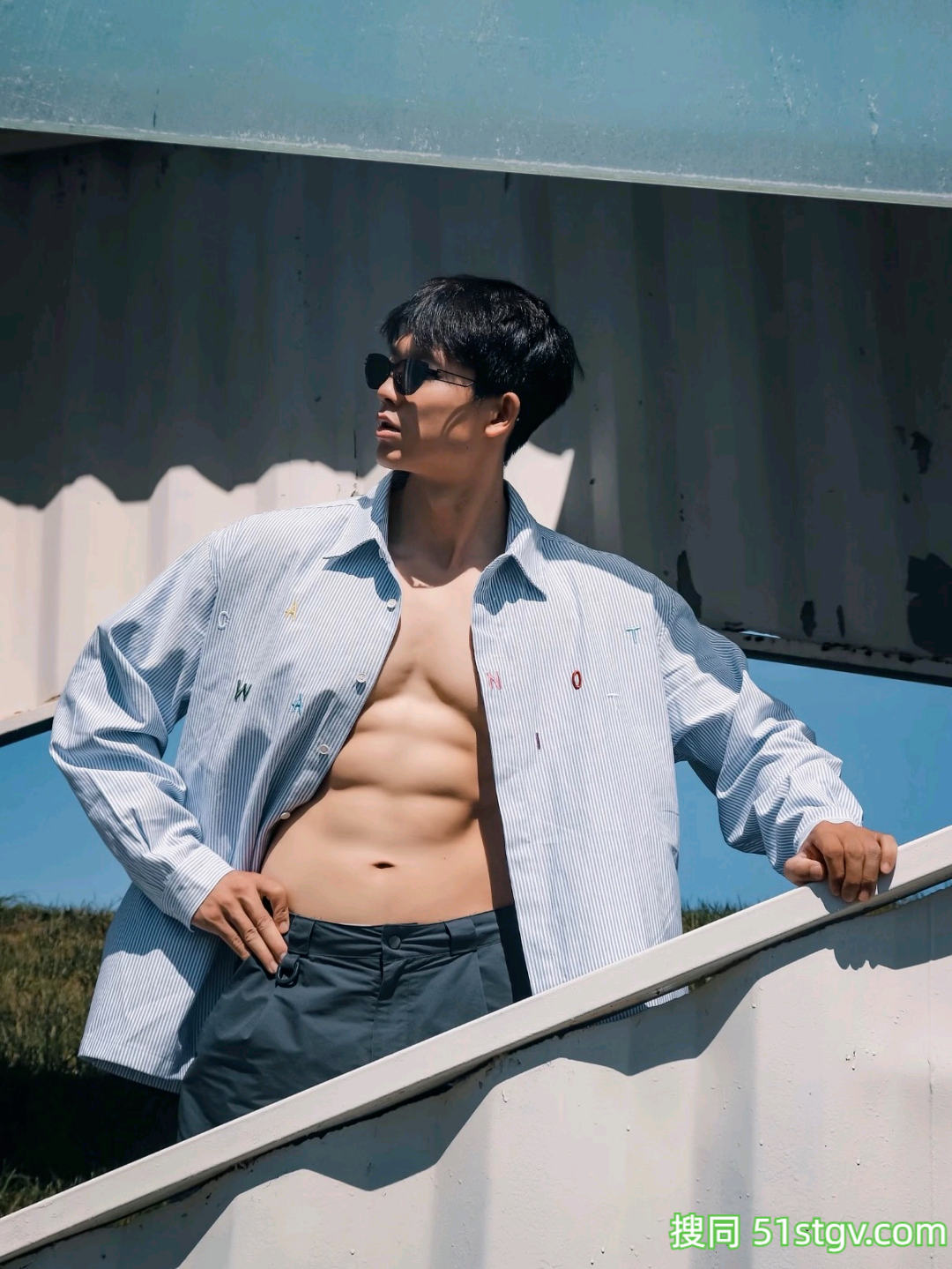 白皙腹肌帅哥，身材好正 - 51虹马