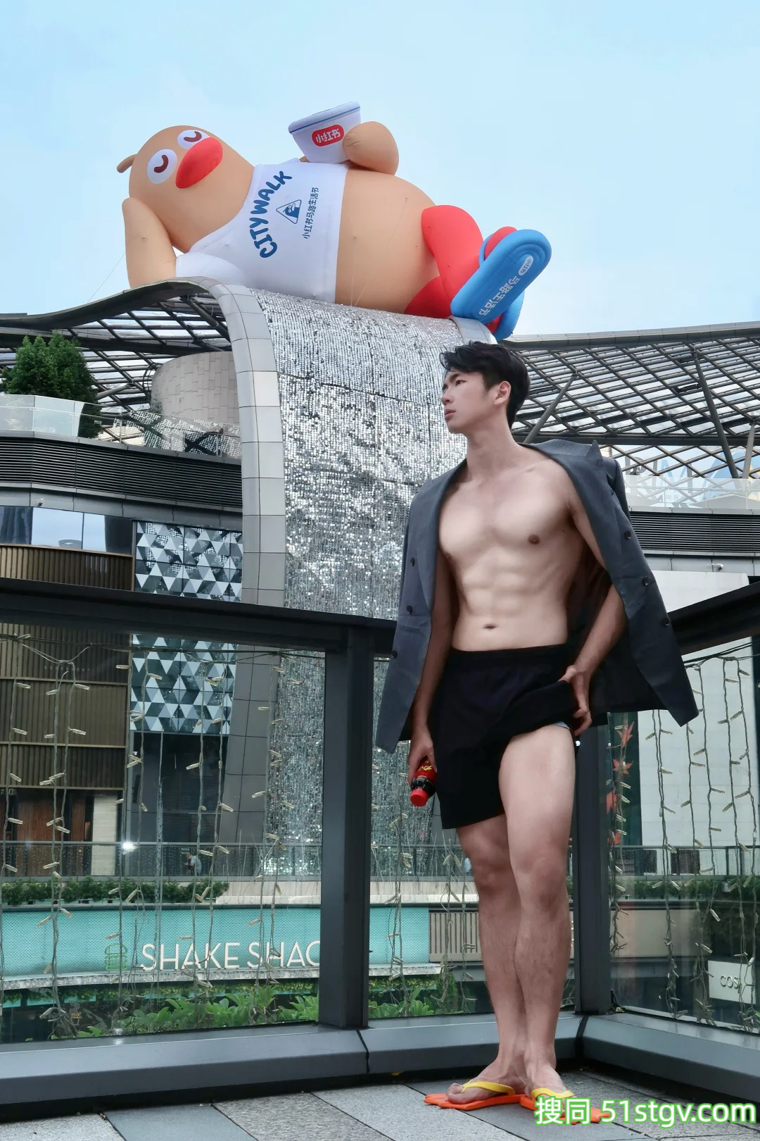 广州185男大体育生，宽肩窄腰八块腹肌，东北搓澡白里透红可奶可欲 - 51虹马