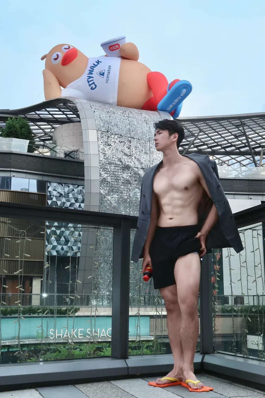 广州185男大体育生，宽肩窄腰八块腹肌，东北搓澡白里透红可奶可欲 - 51虹马