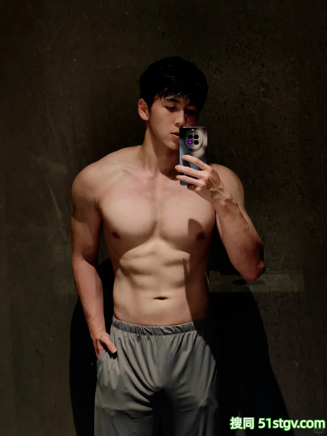 广州185男大体育生，宽肩窄腰八块腹肌，东北搓澡白里透红可奶可欲 - 51虹马