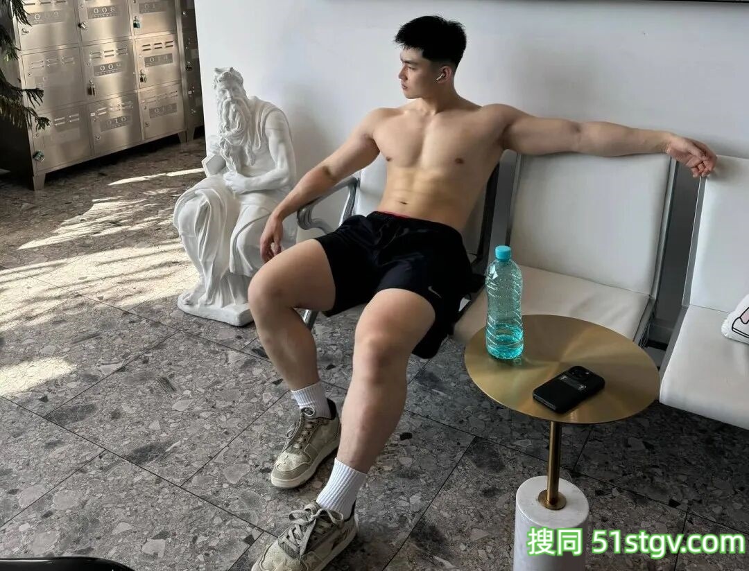 肉壮脂包肌男大，绝对不是皮厚肉小，六块腹肌高奶痞帅，他把自己养得很好 - 51虹马