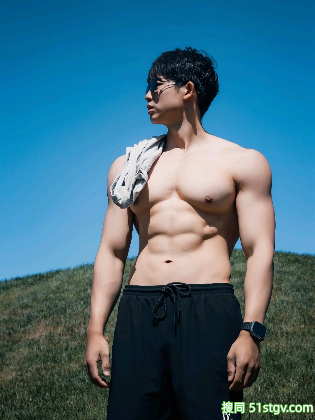 白皙腹肌帅哥，身材好正 - 51虹马