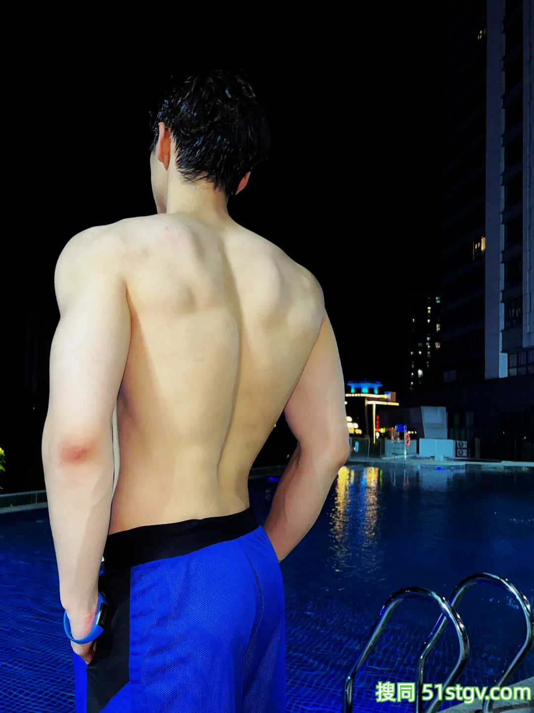 广州185男大体育生，宽肩窄腰八块腹肌，东北搓澡白里透红可奶可欲 - 51虹马