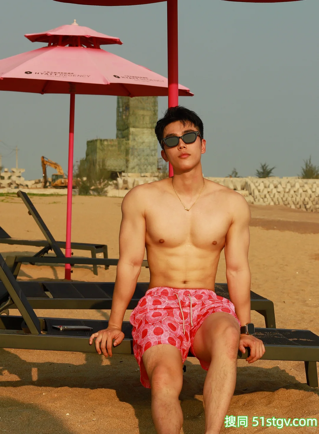 29岁浙江健身博主，奶乎白皮脸蛋，狼狗刚猛纯欲肌肉，这神仙身材直男都心动 - 51虹马