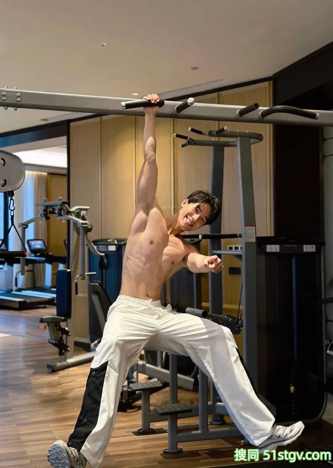 酒店试睡体验师，妥妥阳光大男孩，精致拉丝肌肉线条又欲又苏 - 51虹马