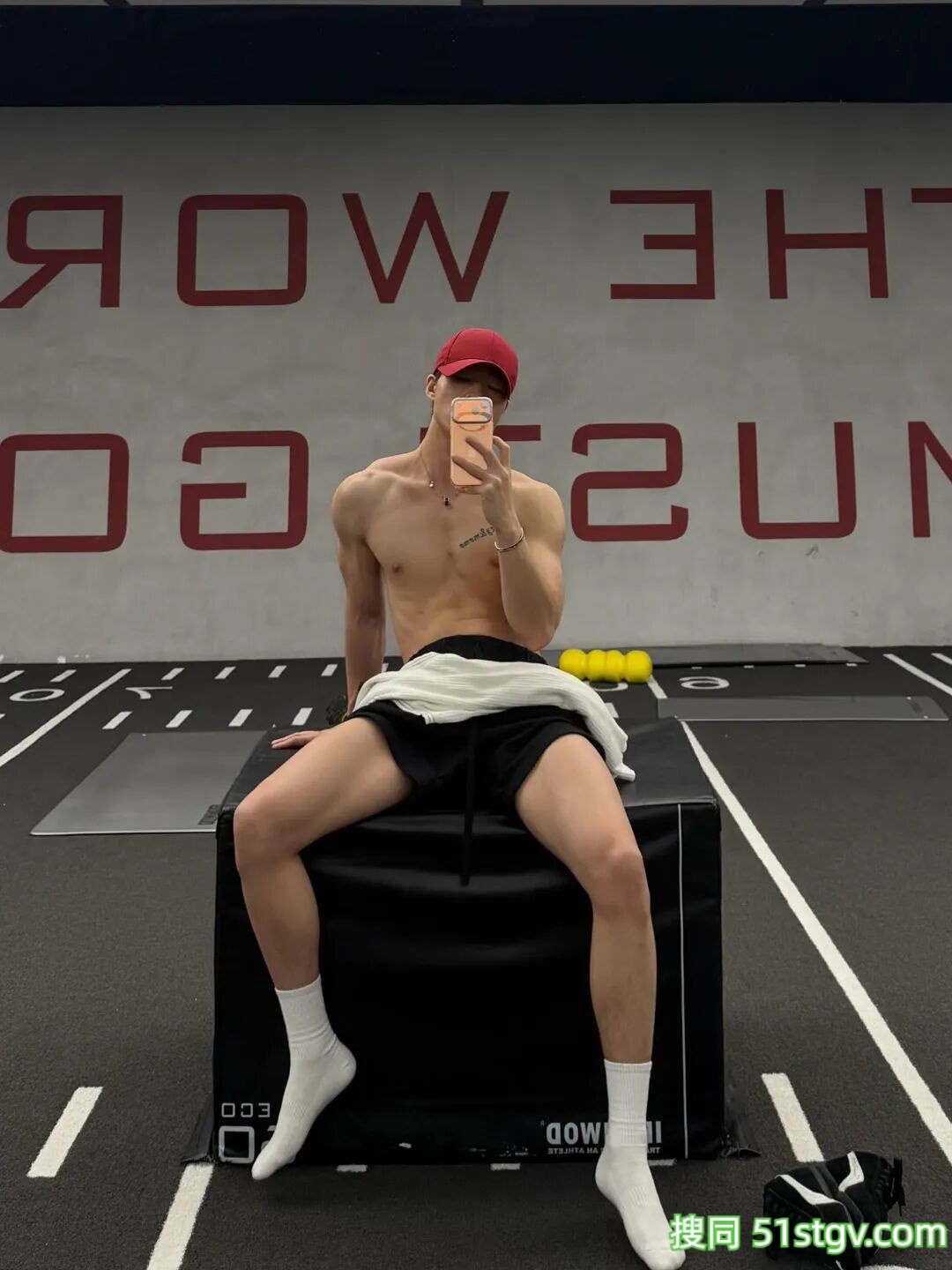 精瘦薄肌帅哥，又长又直的美腿 - 51虹马